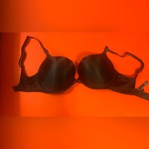 Victoria’s Secret Bombshell padded push up bra. Size 34 DD.